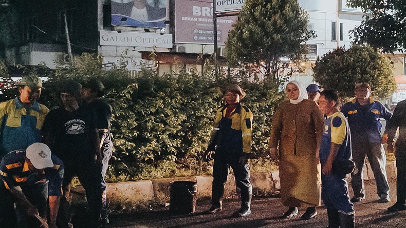 title Semalaman Bupati Karawang Begadang dan Tongkrongi Perbaikan Jalan Rusak Semalaman Bupati Karawang Begadang dan Tongkrongi Perbaikan Jalan Rusak