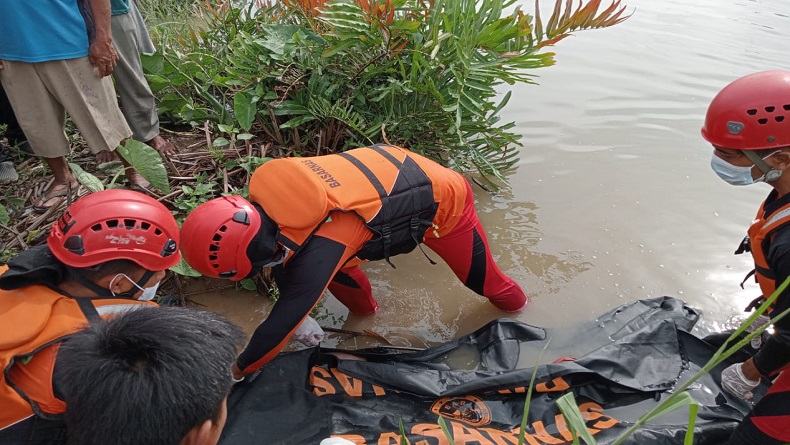 Hanyut saat Berenang dengan Adik, Remaja Putri Ditemukan Tewas di Aliran Sungai Denai Medan