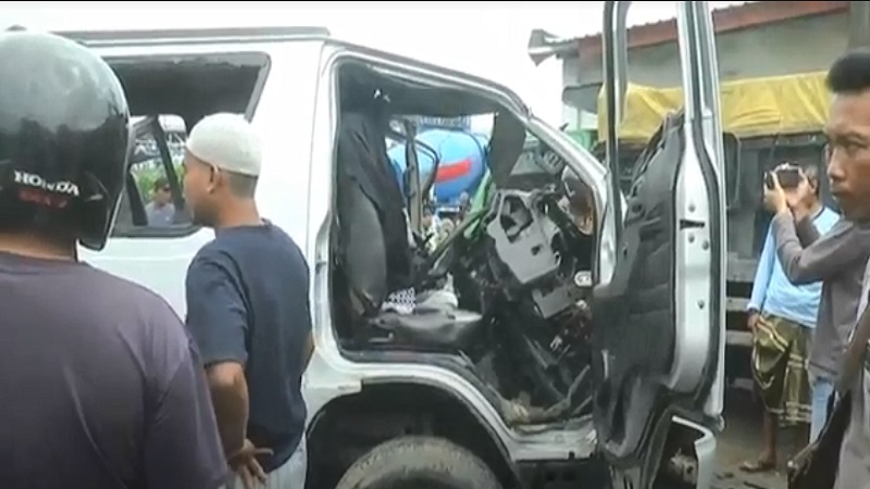 Elf Rombongan Santri Rembang Tabrak Truk Parkir Di Jalur Pantura, 8 ...