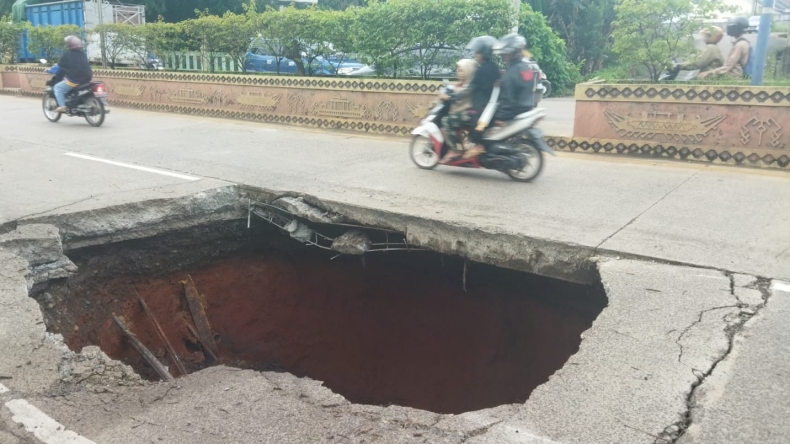 Jalan Nasional Lintas Sumatera Lampung Utara Ambles, Begini Penampakannya