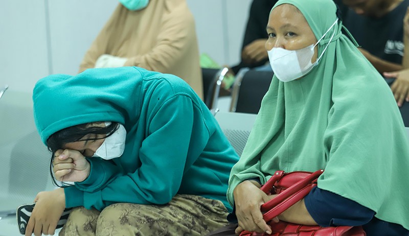 Suasana Haru Keluarga Menunggu Korban Kebakaran Depo Pertamina di RSUD Koja - Bagian 2