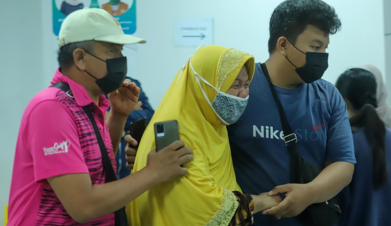 Suasana Haru Keluarga Menunggu Korban Kebakaran Depo Pertamina di RSUD Koja - Bagian 3