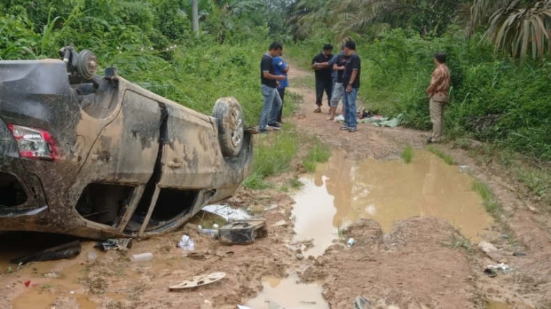 Warga Jambi Temukan Mobil Brio Terbalik, Diduga Milik Pengedar Uang Palsu