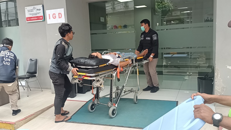 Gangguan Pernapasan, 1 Korban Kebakaran Depo Pertamina Plumpang Dibawa ke IGD Gangguan Pernapasan, 1 Korban Kebakaran Depo Pertamina Plumpang Dibawa ke IGD