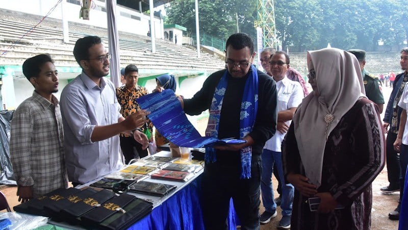 Pastikan Sembako Murah Sampai ke Pelosok Indonesia, Erick Thohir Gelar Pasar Rakyat BUMN di Gresik - Bagian 2