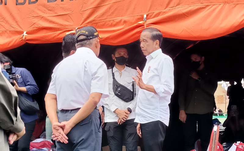 Presiden Jokowi Berdialog dengan Pengungsi Korban Kebakaran Depo Pertamina Plumpang