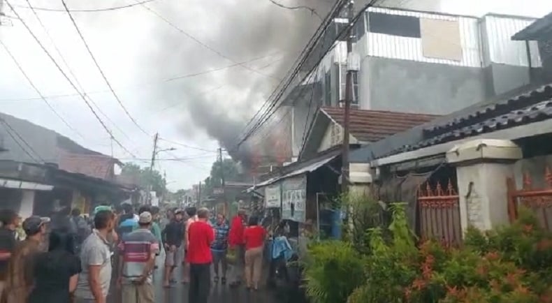 Kebakaran Hanguskan Rumah di Pisangan Matraman, 15 Unit Damkar Meluncur