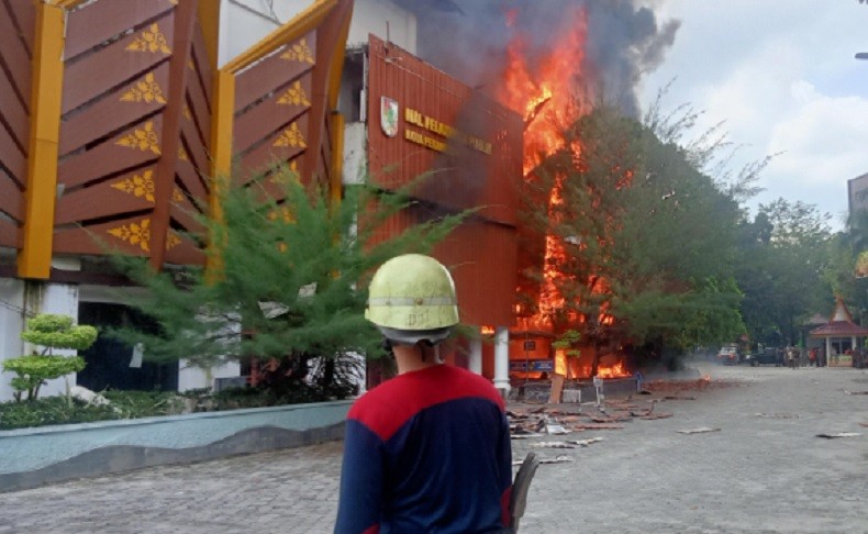 Mal Pelayanan Publik Pekanbaru Terbakar, Warga Dengar Suara Ledakan