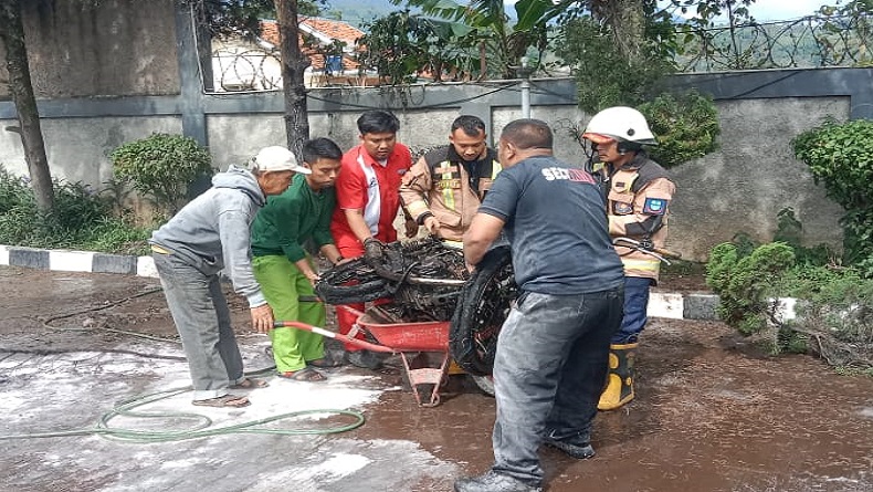 Motor Mega Pro Terbakar usai Isi BBM di SPBU, Hanya Sisakan Rangka