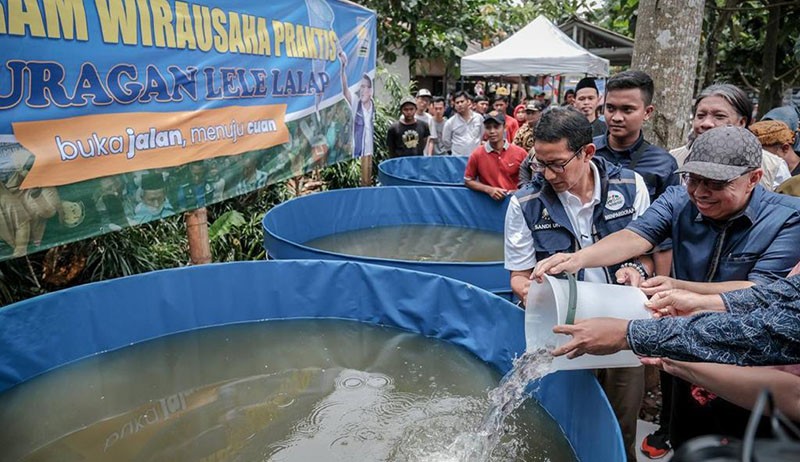 Sandiaga Uno Panen Lele Bareng Elite PKS di Depok - Bagian 1