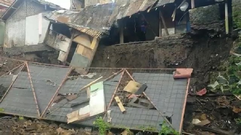 TPT Sekolah Ambruk Timbun Lansia di Cisarua KBB, Korban Nyaris Tewas 