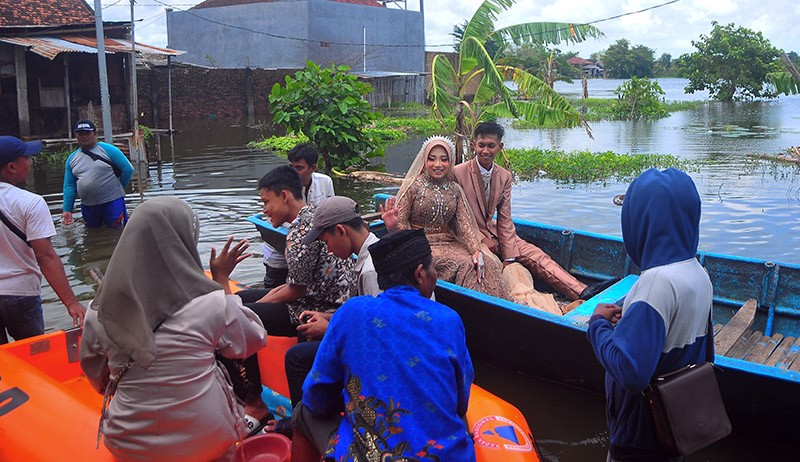 Rumah Terendam Banjir Kudus, Pasangan Ini Gelar Resepsi Pernikahan di Atas Perahu - Bagian 1