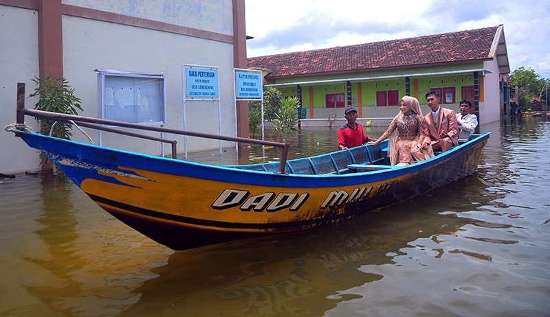 Rumah Terendam Banjir Kudus, Pasangan Ini Gelar Resepsi Pernikahan di Atas Perahu - Bagian 2