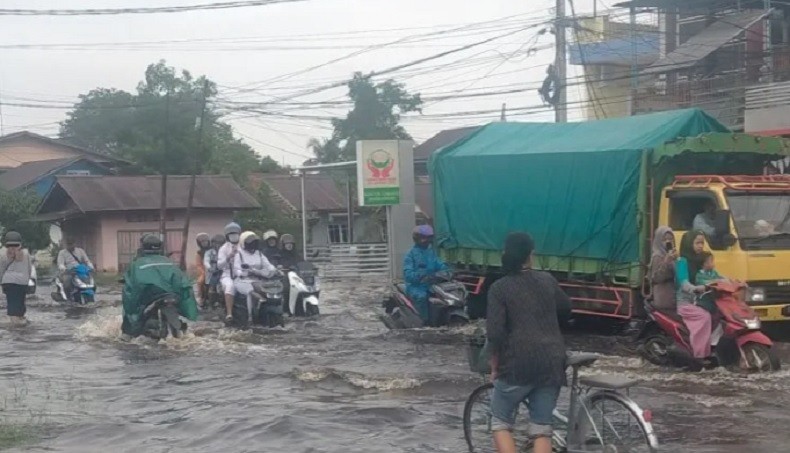 title Kota Singkawang Dikepung Banjir, 102 Warga Mengungsi Kota Singkawang Dikepung Banjir, 102 Warga Mengungsi
