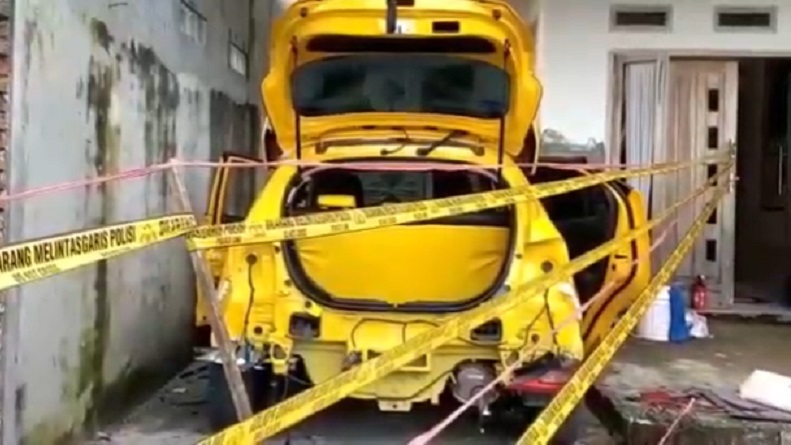 Mobil Kades di Probolinggo Rusak Dilempar Bom Bondet oleh OTK