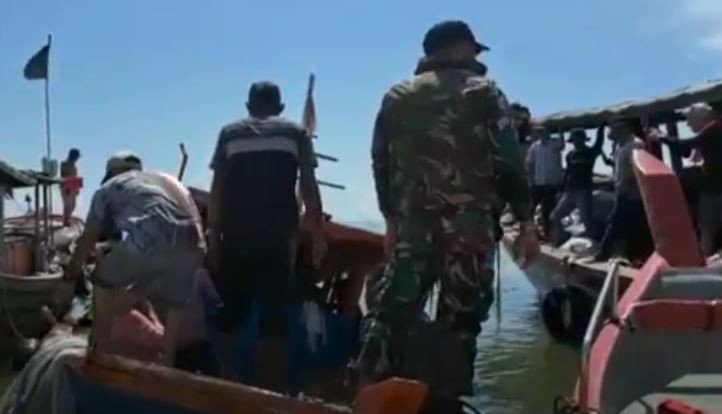 Kapal Kayu Angkut Pedagang Karam di Aceh Singkil usai Tabrak Tiang Mercusuar
