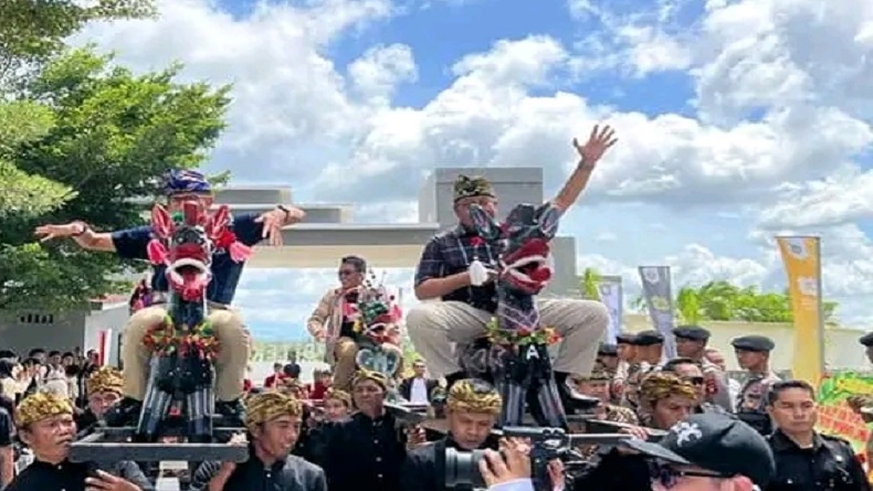 Menparekraf Sandiaga Uno Antusias Coba Naik Jaran Kamput di Lombok