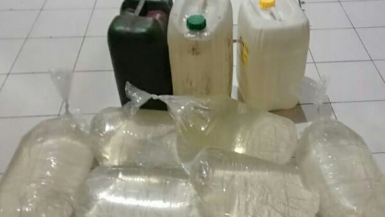 title Lagi! Polisi Sita Belasan Miras Oplosan di Rumah Warga Pundong Bantul Lagi! Polisi Sita Belasan Miras Oplosan di Rumah Warga Pundong Bantul