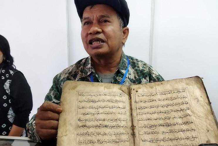 title Merinding, Guru SMA di Malang Ini Koleksi Naskah Kuno Berisi Sihir dan Mantra Kutukan Merinding, Guru SMA di Malang Ini Koleksi Naskah Kuno Berisi Sihir dan Mantra Kutukan