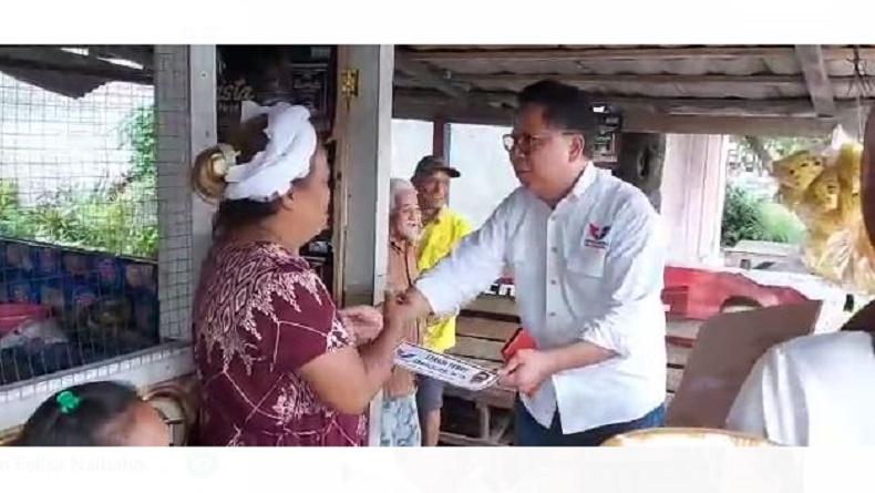 Senangnya Ibu Pemilik Warung Makan di Kotamobagu, Dapat Dispenser dari Partai Perindo