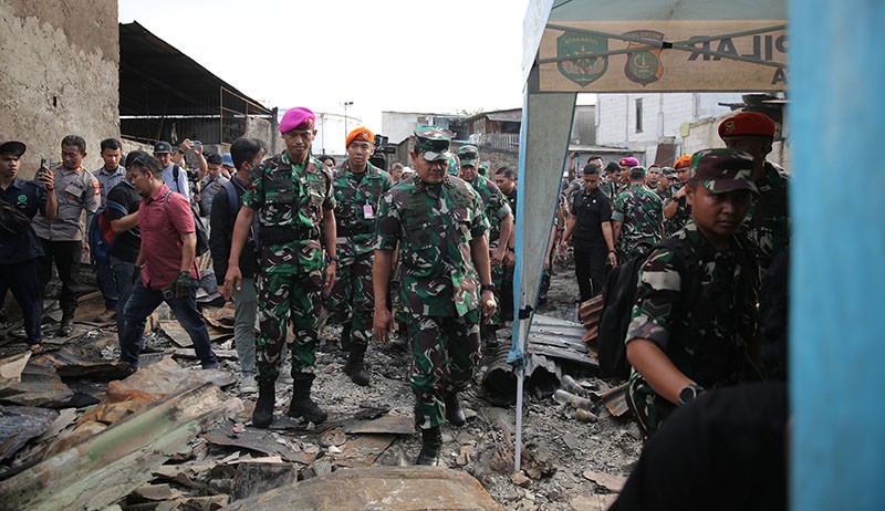 Panglima TNI bersama 3 Kepala Staf Datangi Rumah Terdampak Kebakaran Depo Pertamina - Bagian 3