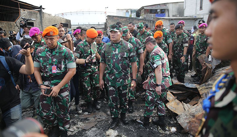 Panglima TNI bersama 3 Kepala Staf Datangi Rumah Terdampak Kebakaran Depo Pertamina - Bagian 2