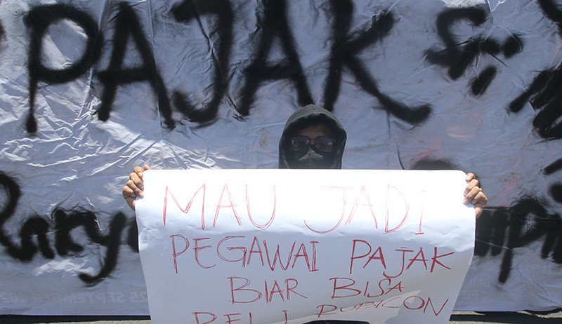 Aksi Kritik Gaya Hidup Mewah Pegawai Pajak - Bagian 1