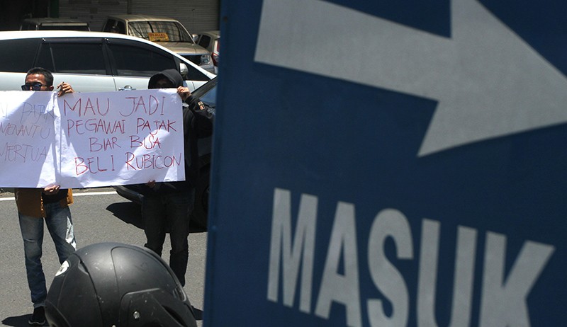 Aksi Kritik Gaya Hidup Mewah Pegawai Pajak - Bagian 2