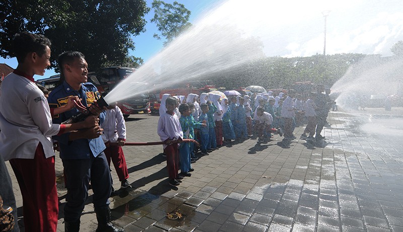 Mengenal Profesi Pemadam Kebakaran dan Cara Memadamkan Api - Bagian 1