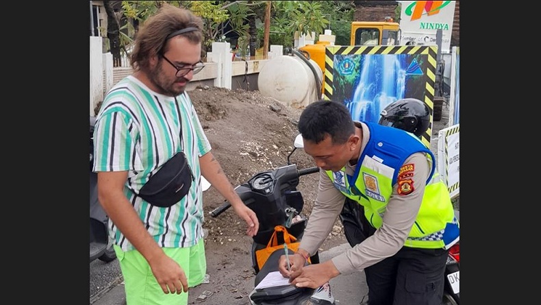Bikin Geram Polisi, 147 Bule di Bali Ditilang gegara Pakai Pelat Motor Palsu