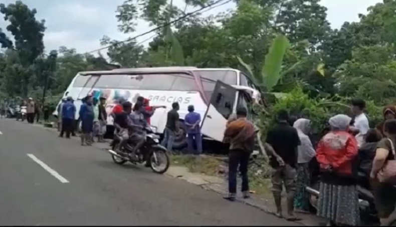 Kecelakaan Di Probolinggo, Bus Rombongan Pelajar Tabrak 5 Kendaraan Dan ...