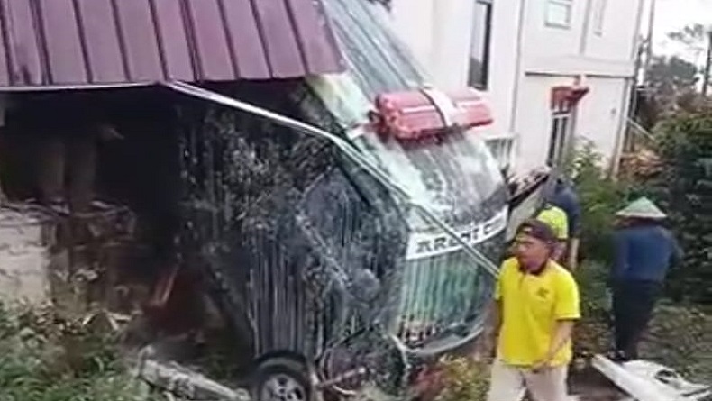 Kecelakaan Hari Ini di Jambi, Ambulans Bawa Jenazah Tabrak Rumah Warga 