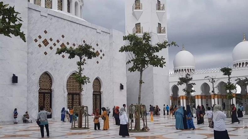 Gibran Minta Petugas Keamanan di Masjid Raya Sheikh Zayed Solo Ditambah 