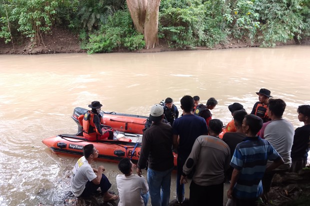 title Anak yang Tenggelam di Sungai Way Tahmi Ditemukan Meninggal Anak yang Tenggelam di Sungai Way Tahmi Ditemukan Meninggal