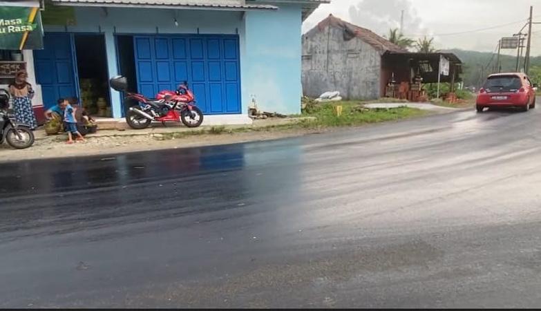 Viral Aspal Jalan di Banjarnegara Meleleh dan Lengket hingga Bikin Pengendara Terjatuh