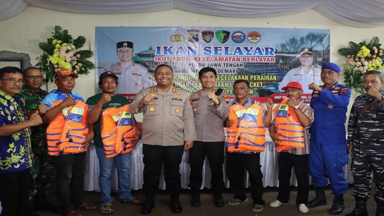 Dukung Keselamatan Berlayar, Polres Demak Bagikan 25 Life Jacket ke Nelayan