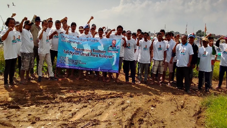 Nelayan Indramayu Gembira Dapat Bantuan Jaring Ikan dari KNP Jabar