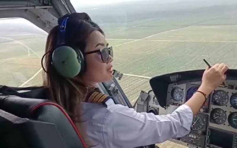 Kenalan dengan Velyn Angelica, Pilot Cantik Pemadam Kebakaran Hutan di Jambi