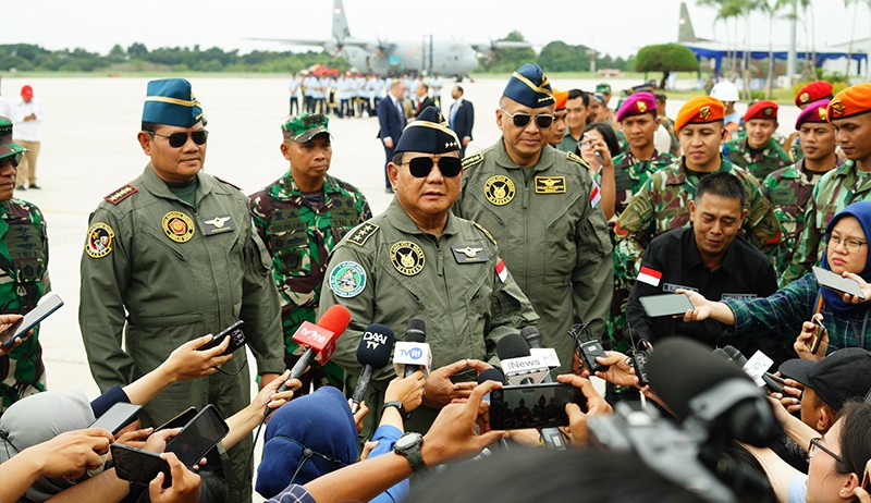 Gagahnya Menhan Prabowo Pakai Seragam Penerbang TNI AU - Bagian 2