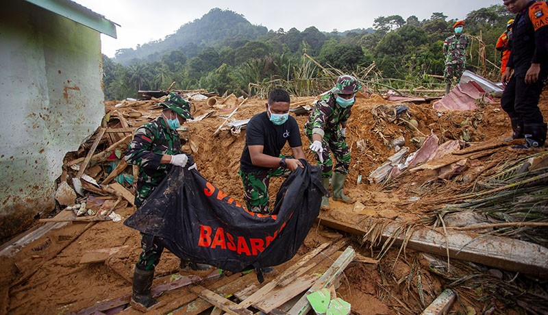 Korban Longsor Natuna 21 Orang Tewas, 33 Warga Masih Dicari - Bagian 2