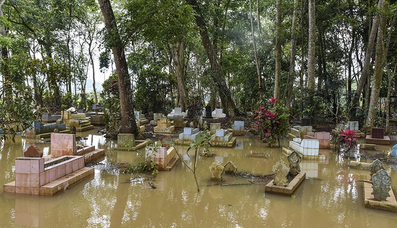Pemakaman Terendam Banjir Setinggi 60 Sentimer di Ciamis - Bagian 2