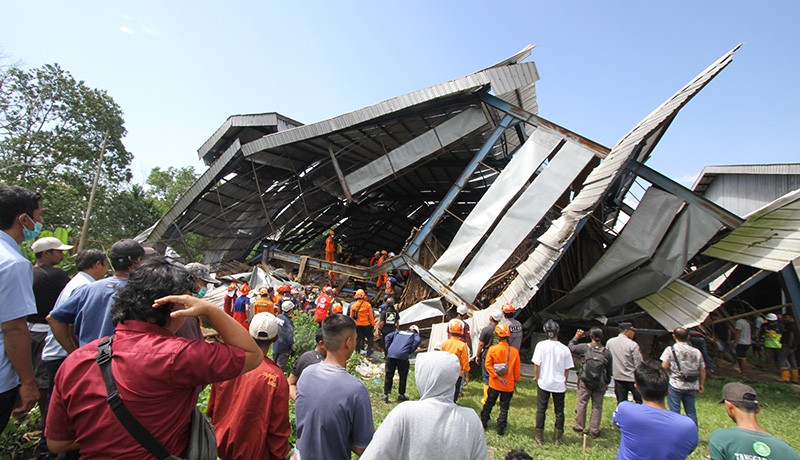 Pabrik Karet Ambruk di Kalsel, 8 Pekerja Tertimpa Bangunan - Bagian 3