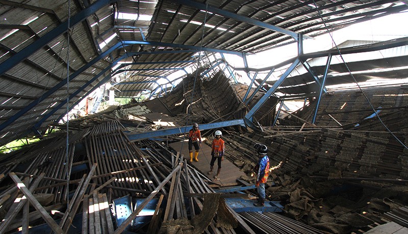Pabrik Karet Ambruk di Kalsel, 8 Pekerja Tertimpa Bangunan - Bagian 2
