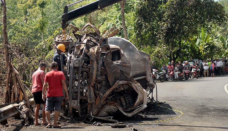 Evakuasi Bangkai Mobil Tangki BBM Terbakar di Minahasa Selatan - Bagian 2