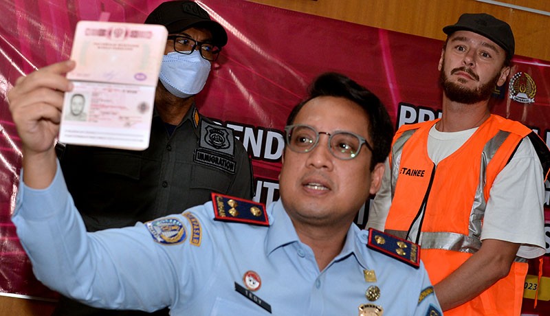 Kerja jadi Fotografer, Turis Rusia Dideportasi dari Bali - Bagian 2