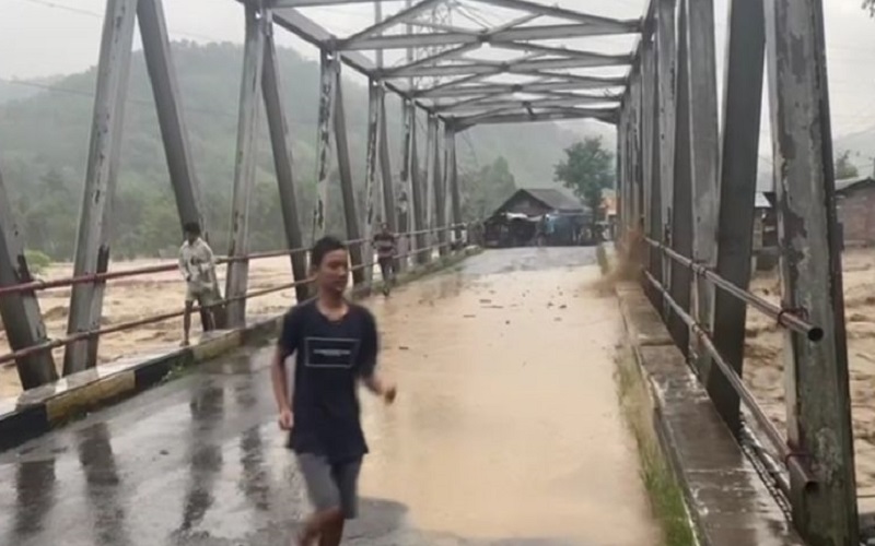  Banjir Melampaui Jembatan, Jalur Lahat - Pagaralam via Gumay Ulu Ditutup 