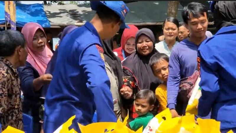 Ratusan Warga Kedungombo Boyolali Berdesak-desakan demi Dapat Beras Gratis