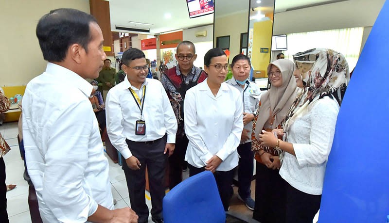 Presiden Jokowi bersama Sri Mulyani Sidak Kantor Pajak Solo - Bagian 4
