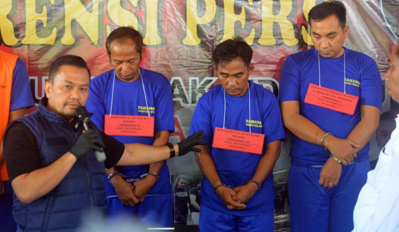title Polda Jateng Tangkap Komplotan Pencuri Spesialis Pecah Kaca Mobil, Beraksi di 6 TKP Polda Jateng Tangkap Komplotan Pencuri Spesialis Pecah Kaca Mobil, Beraksi di 6 TKP