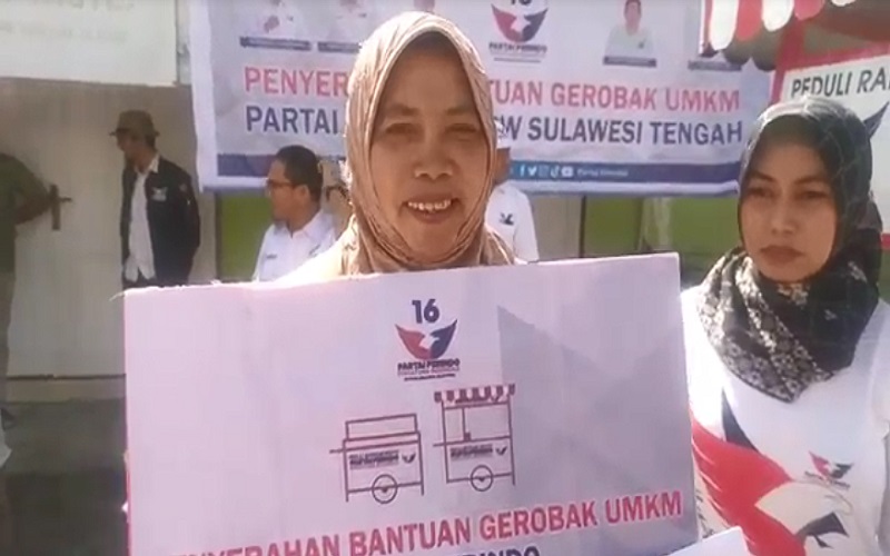 title Dapat Bantuan Gerobak dan Modal Usaha, Pedagang: Terima Kasih Partai Perindo Dapat Bantuan Gerobak dan Modal Usaha, Pedagang: Terima Kasih Partai Perindo